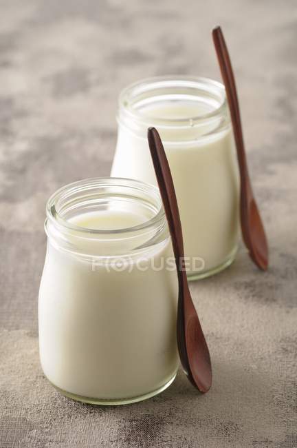 Due bicchieri di yogurt — Foto stock