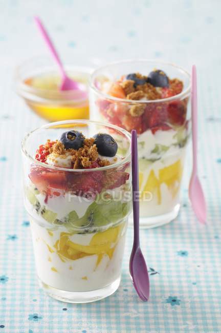 Sobremesas de iogurte em camadas — Fotografia de Stock