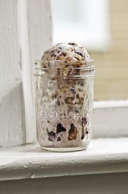 Crème glacée aux bleuets dans un pot de conservation — Photo de stock