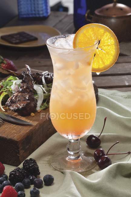 Poinçon orange servi en verre — Photo de stock