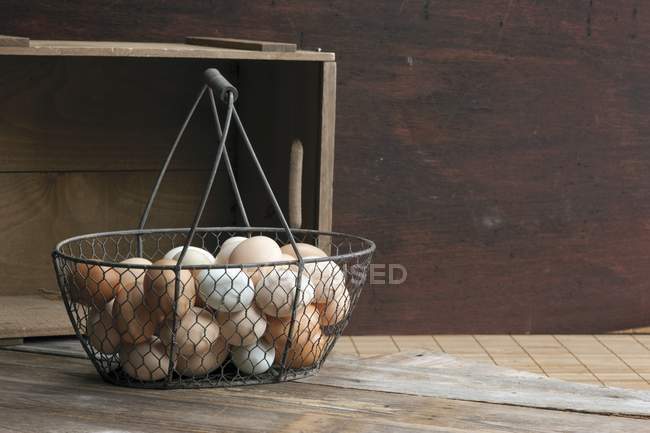 Ovos de galinha em cesta de arame — Fotografia de Stock