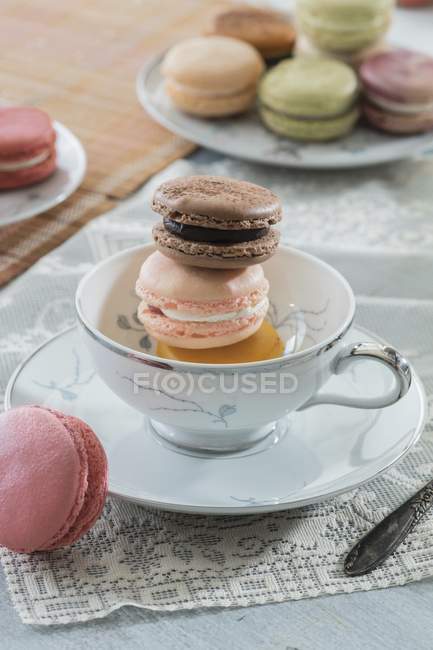 Macaron in tazza di tè — Foto stock