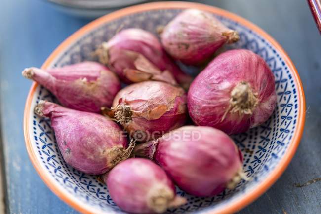 Red onions in bowl — Stock Photo