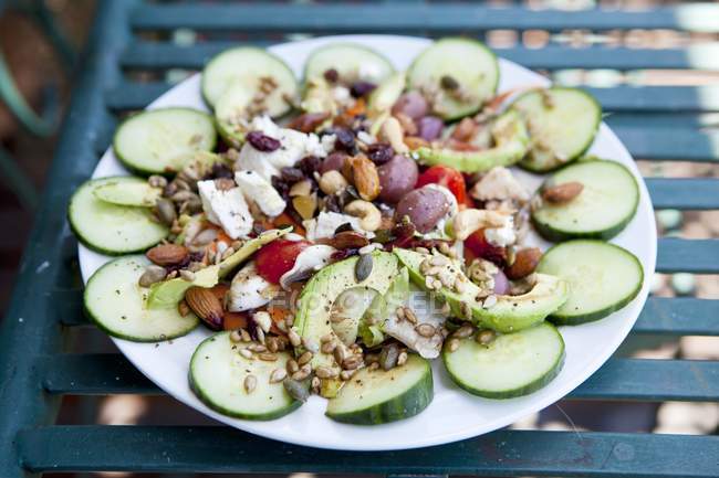 Салат из огурцов с авокадо и оливками — стоковое фото
