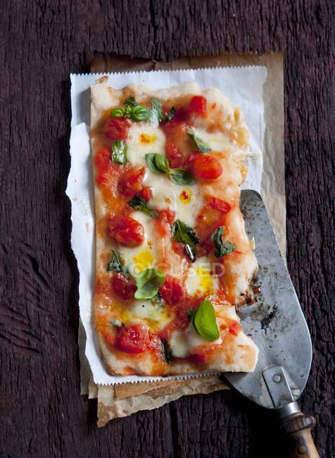 Pizza margarita com tomate — Fotografia de Stock