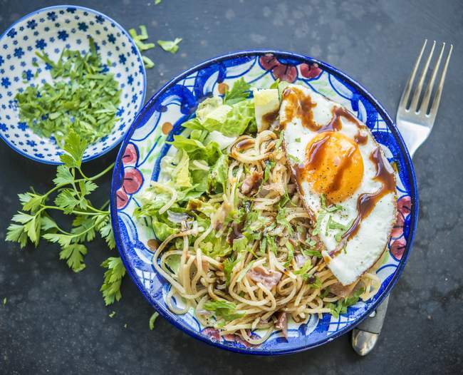 Fried noodles with salad — Stock Photo