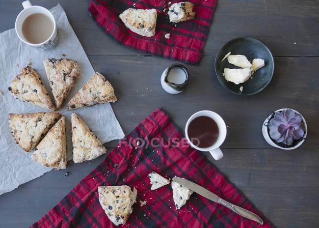Top view of blackcurrant scones and tea — Stock Photo