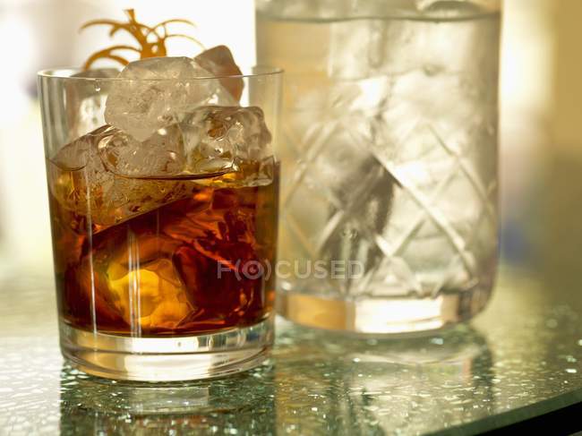 Cocktail con cubetti di ghiaccio — Foto stock
