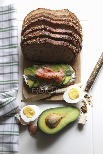 Brot mit Avocado belegt — Stockfoto