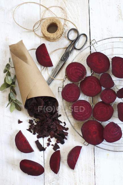 Homemade beetroot crisps and raw slices — Stock Photo