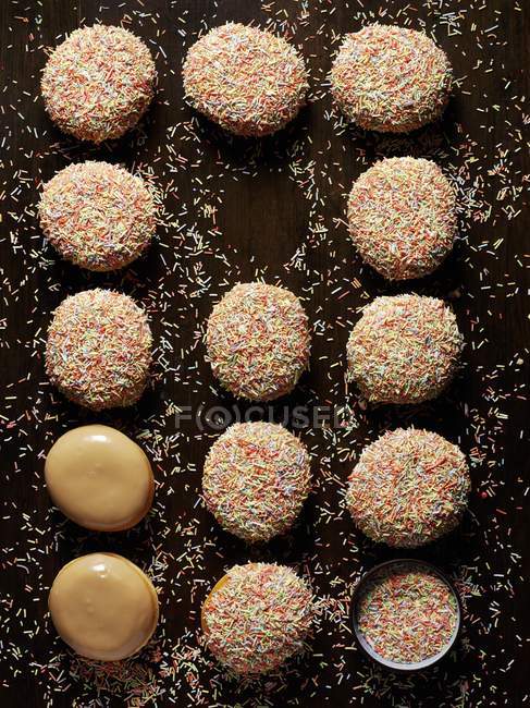 Rosquillas de caramelo con glaseado y espolvoreado de azúcar - foto de stock