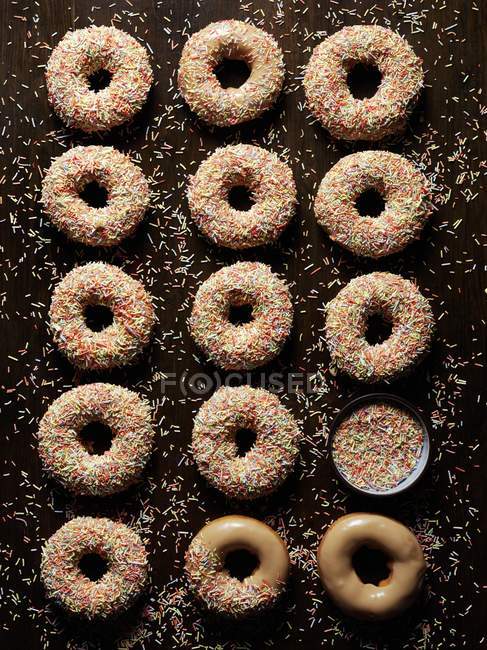 Donuts de caramelo com cobertura de açúcar e polvilhas — Fotografia de Stock