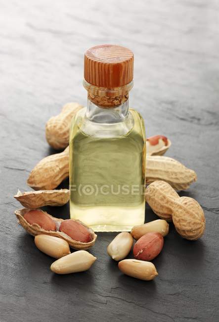 Botella de aceite de cacahuete - foto de stock