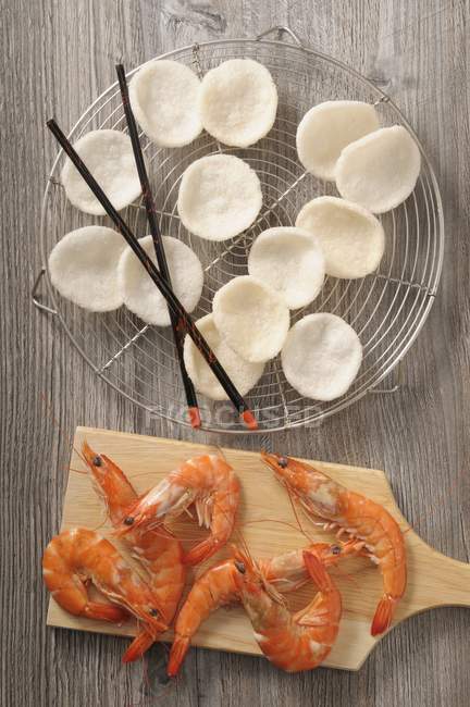 Coquetéis de camarão no rack de arame — Fotografia de Stock