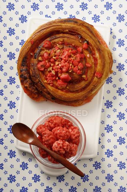 Brioche with pralines roses — Stock Photo