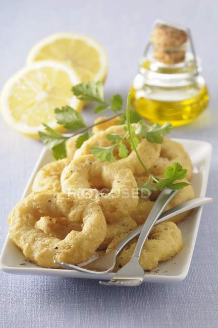 Anelli di calamaro al forno su un piatto — Foto stock