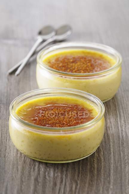 Centrum Ambitiøs Motel Closeup view of Creme brulee in two glass ramekins — diet, meal - Stock  Photo | #155516012