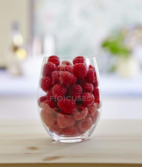 Framboesas frescas em um copo — Fotografia de Stock