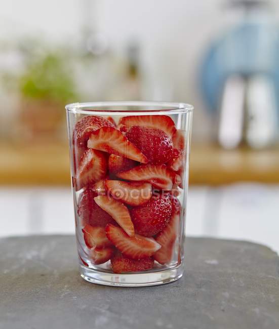 Склянка нарізаної полуниці — стокове фото