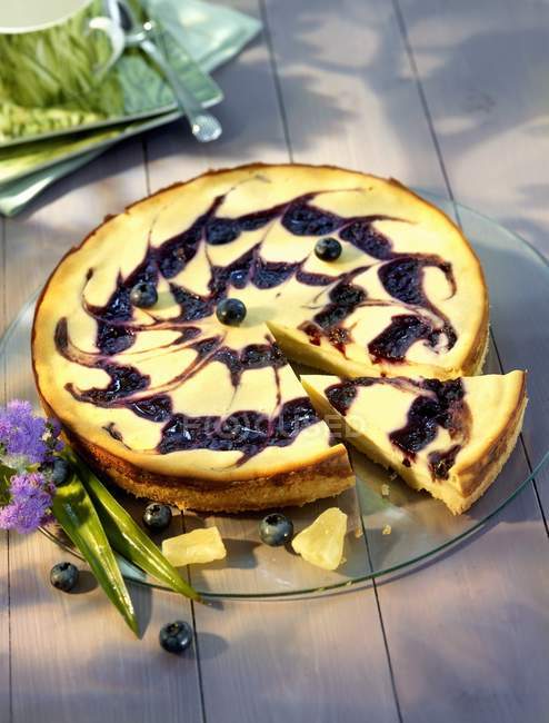 Gâteau au fromage aux myrtilles et aux ananas — Photo de stock