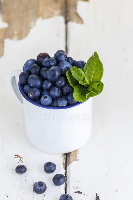 Blueberries and peppermint leaves — Stock Photo