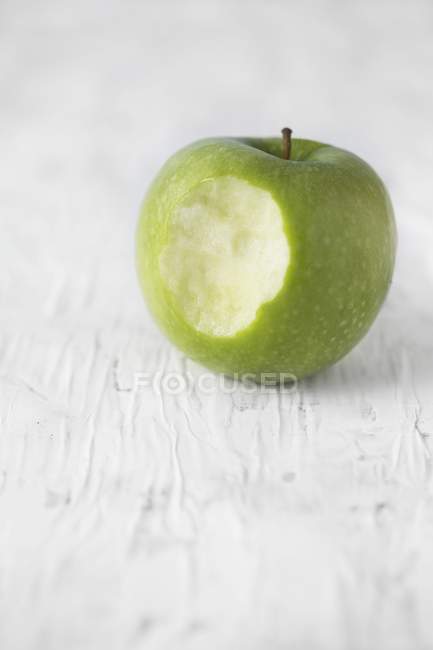 Halb verzehrter Oma-Schmied-Apfel — Stockfoto