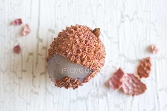 Fresh half peeled lycheee — Stock Photo