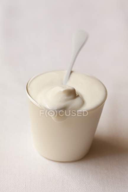Tasse de yaourt avec cuillère — Photo de stock