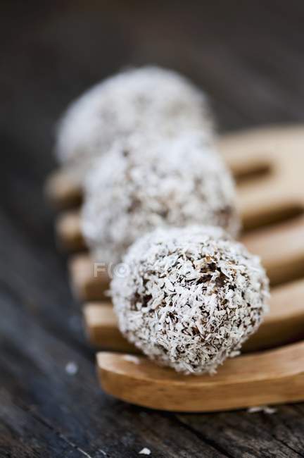 Vue rapprochée des truffes de noix de coco sur une fourchette en bois — Photo de stock