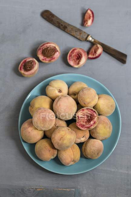 Organic peaches with slices — Stock Photo