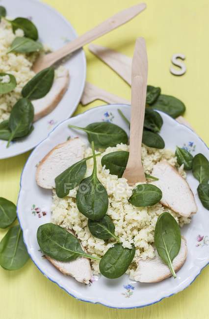 Cauliflower couscous with spinach and chicken — Stock Photo
