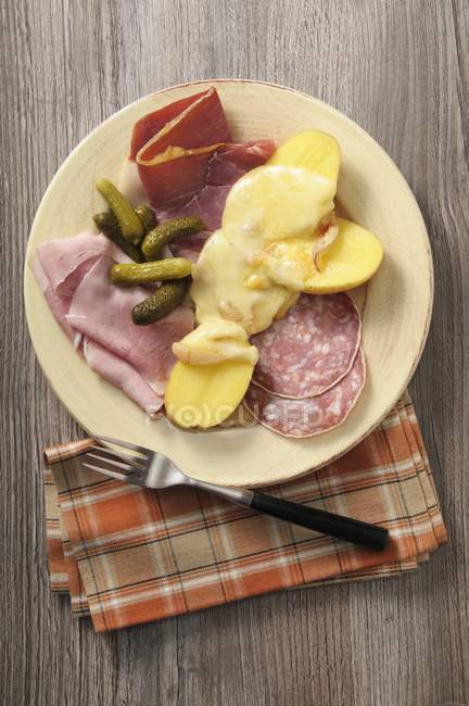 Patate raclette con carne — Foto stock