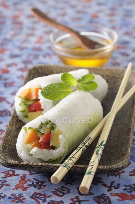 Rollos de arroz rellenos de verduras - foto de stock