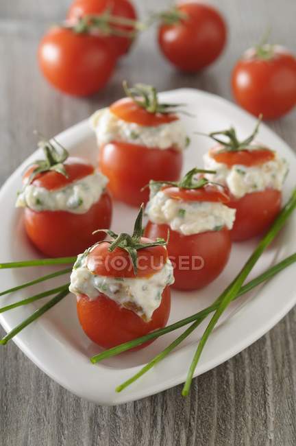 Cocktail tomatoes with cream — Stock Photo