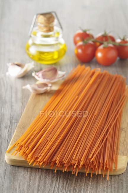 Ungekochte Tomatenspaghetti — Stockfoto