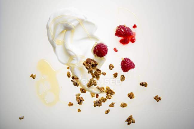 Ingrédients Muesli sur surface blanche — Photo de stock
