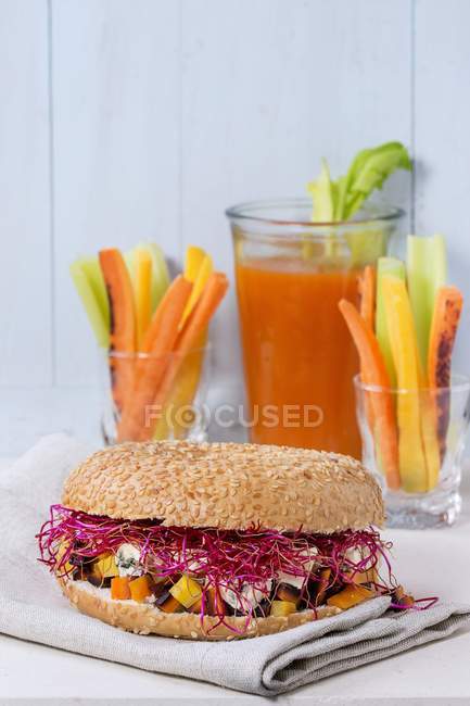 Bagel with carrots over towel — Stock Photo
