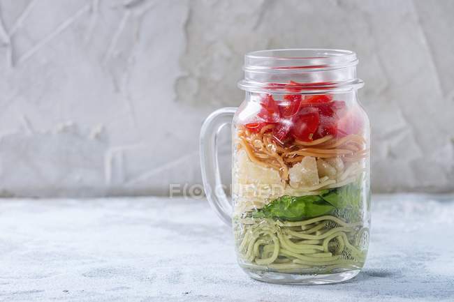 Красочные спагетти с помидорами — стоковое фото