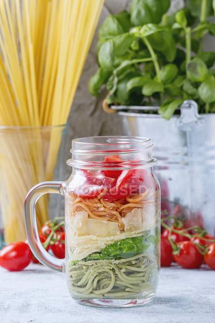 Bunte Spaghetti mit Tomaten — Stockfoto
