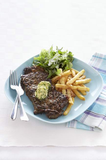 Steak au beurre d'herbes et salade — Photo de stock