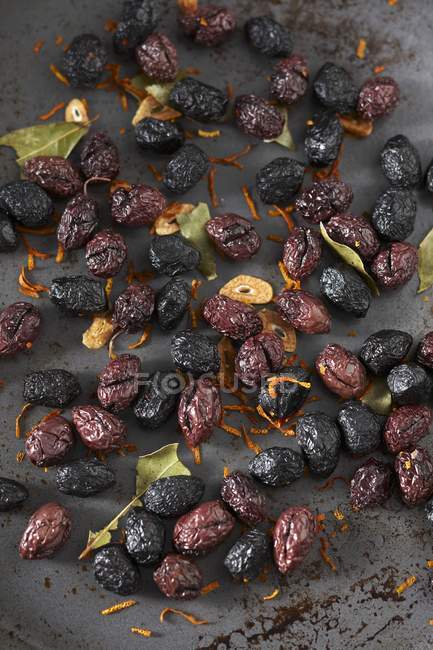 Getrocknete Oliven mit Knoblauch — Stockfoto