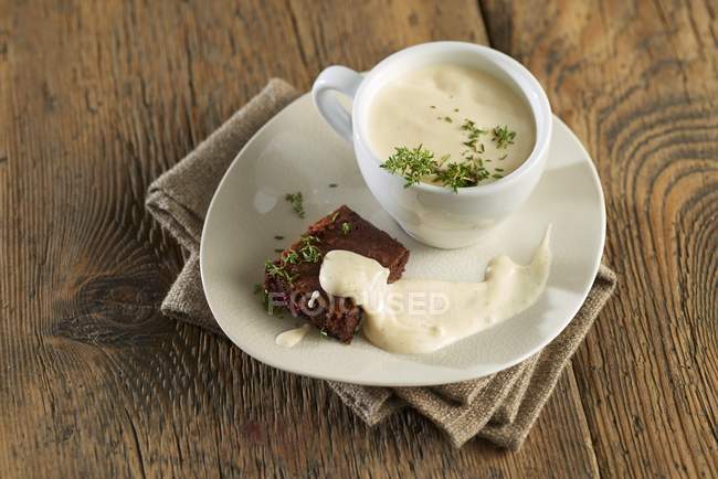Crème bavaroise et scies — Photo de stock