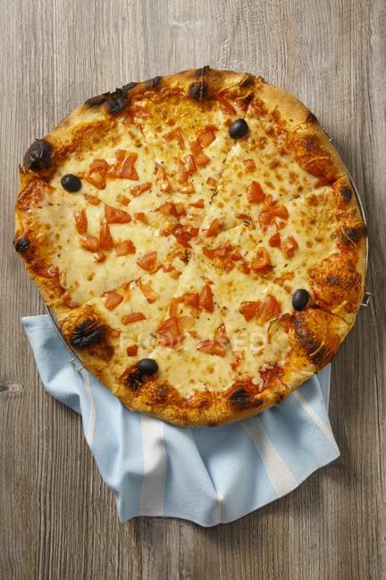 Pizza with tomatoes and cheese — Stock Photo