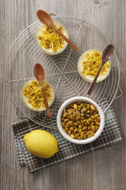Vista dall'alto crema al pistacchio con scorza di limone — Foto stock