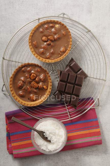 Chocolate tartlets with nuts — Stock Photo
