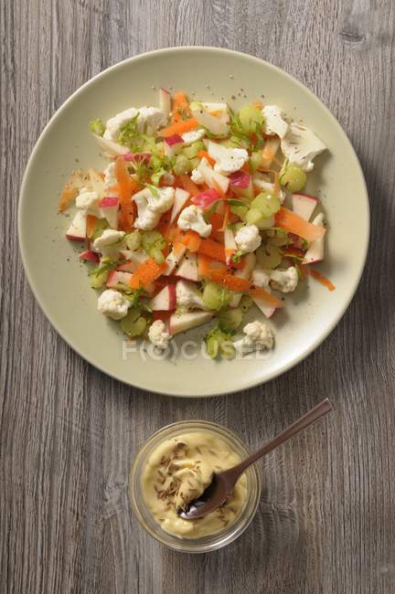 Салат из цветной капусты с яблоком — стоковое фото