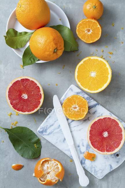Citrus fruits, whole and halved — Stock Photo