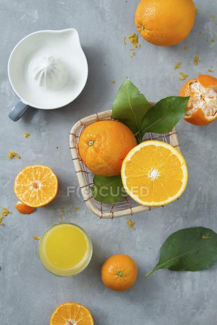 Agencement des oranges sur la surface grise — Photo de stock