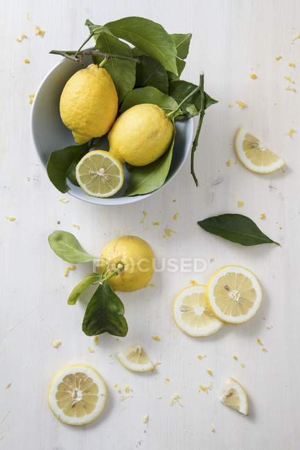 Limones frescos con hojas - foto de stock