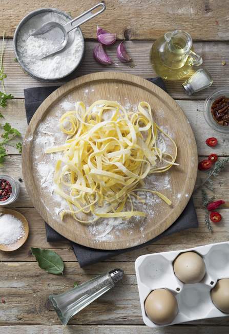 Свежая сырая паста из тальятелле — стоковое фото